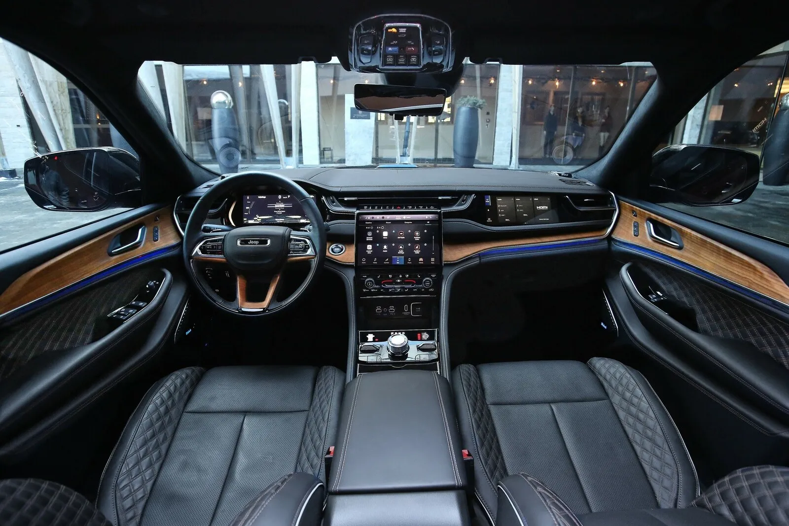 Innen betont Jeep das Design aus einem Guss, 10-Zoll-Digitalinstrumente und der 10-Zoll-Touchscrenn sind Serie, der 10,25-Zoll-Monitor auf der Beifahrerseite kommt optional ins große SUV.