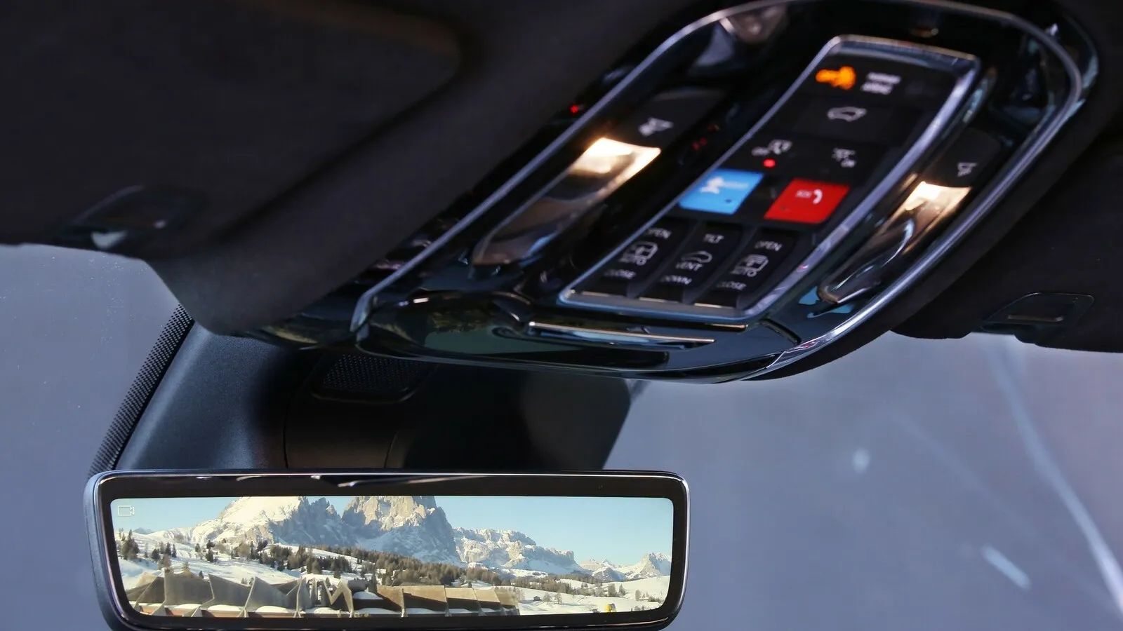 Mehr als 1110 Sicherheits- und Assistenzsysteme bietet Jeep für den Grand Cherokee an, darunter auch ein digitaler Innenspiegel.