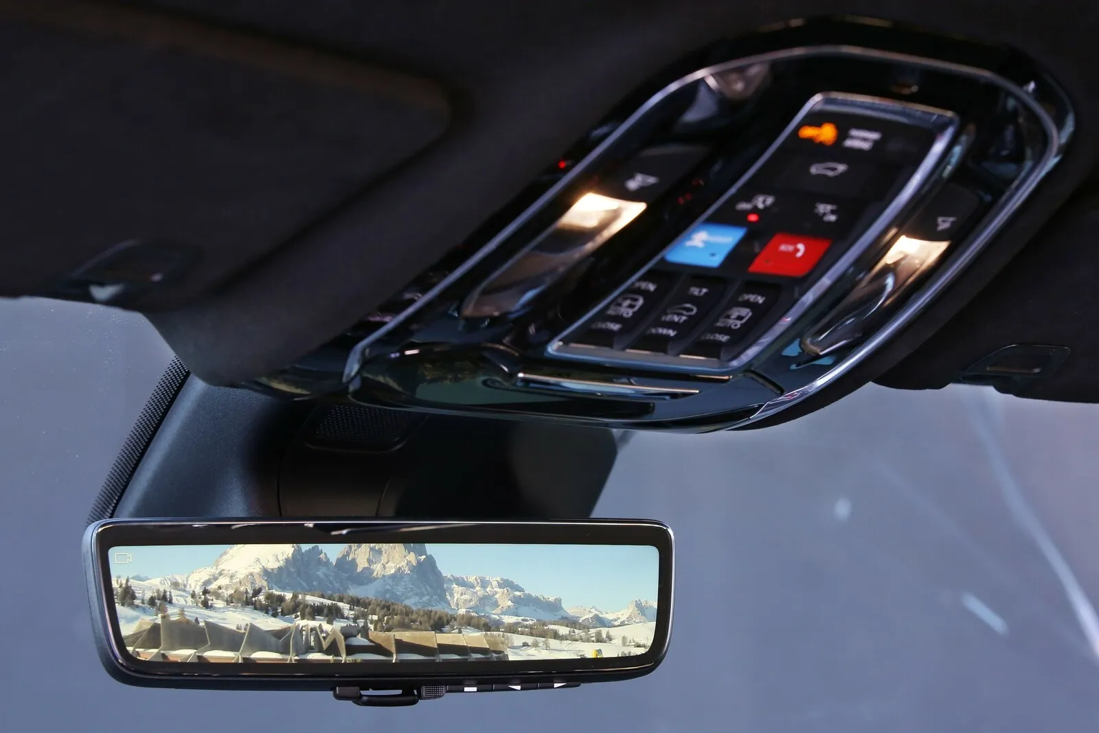 Mehr als 1110 Sicherheits- und Assistenzsysteme bietet Jeep für den Grand Cherokee an, darunter auch ein digitaler Innenspiegel.