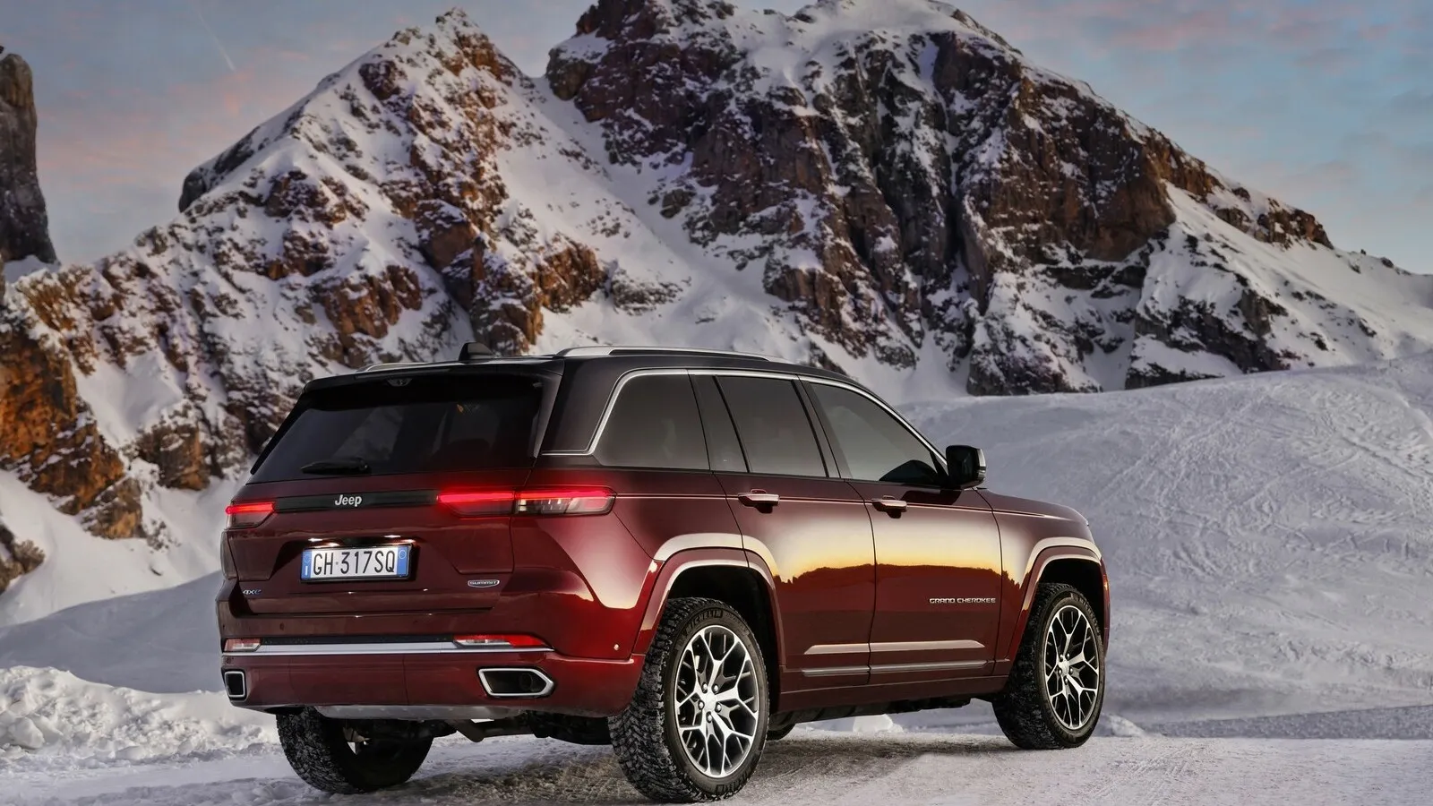 Bekannte Proportionen, neue Chromleiste an der oberen Fensterlinie: der neue Jeep Grand Cherokee.