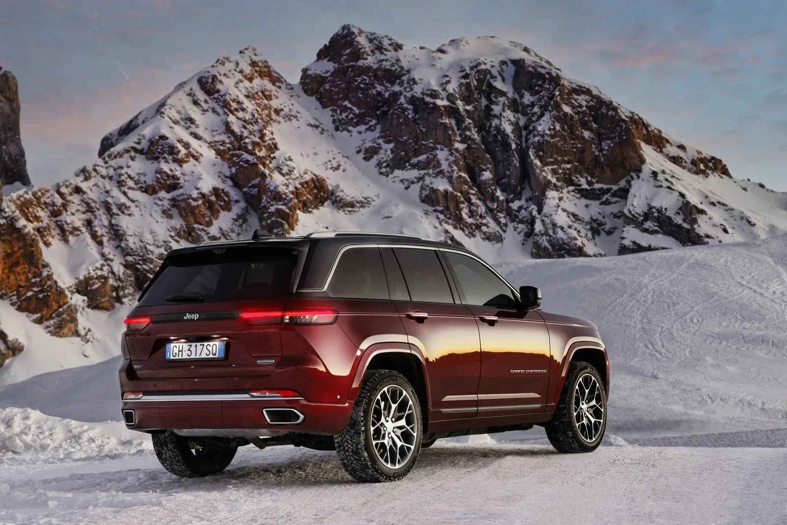 Bekannte Proportionen, neue Chromleiste an der oberen Fensterlinie: der neue Jeep Grand Cherokee.