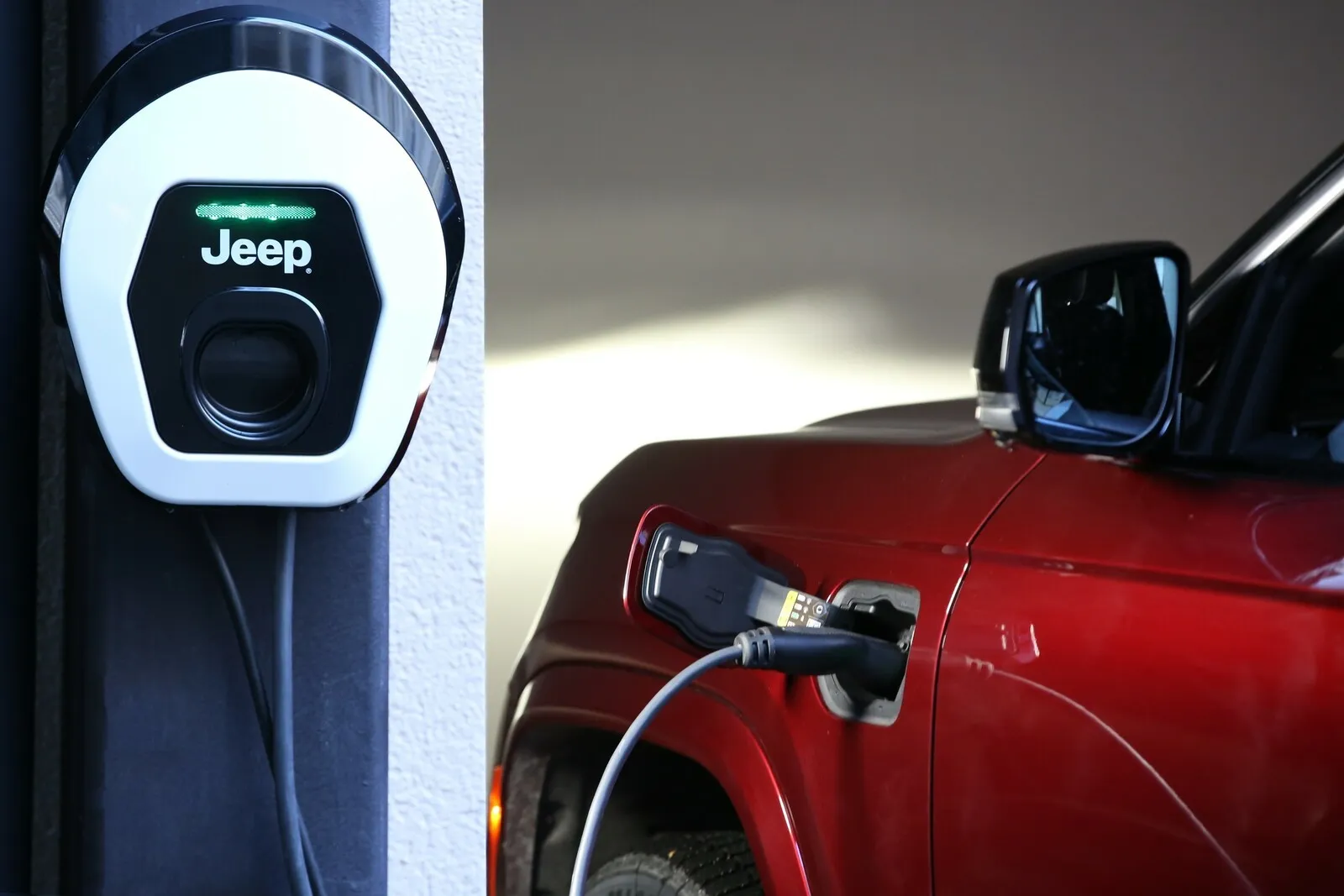 Einzige Grand-Cherokee-Motorisierung ist ein Plug-in-Hybrid mit 380 PS Systemleistung.