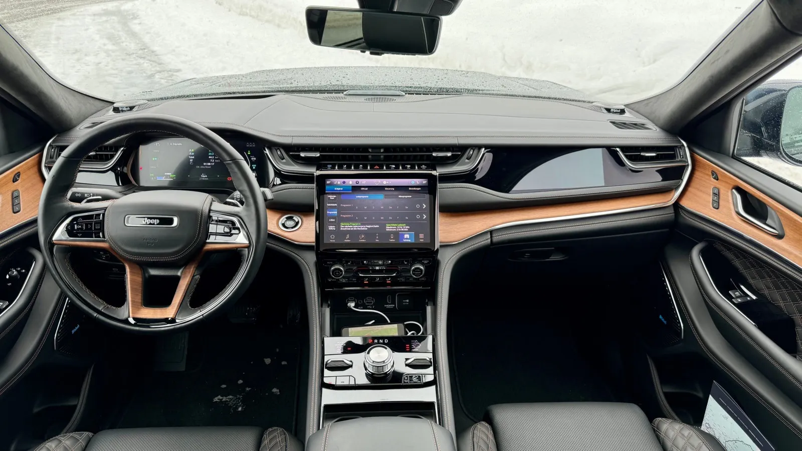 Digital und analog: Das Cockpit von Jeeps größtem SUV hierzulande setzt auf beide Welten.