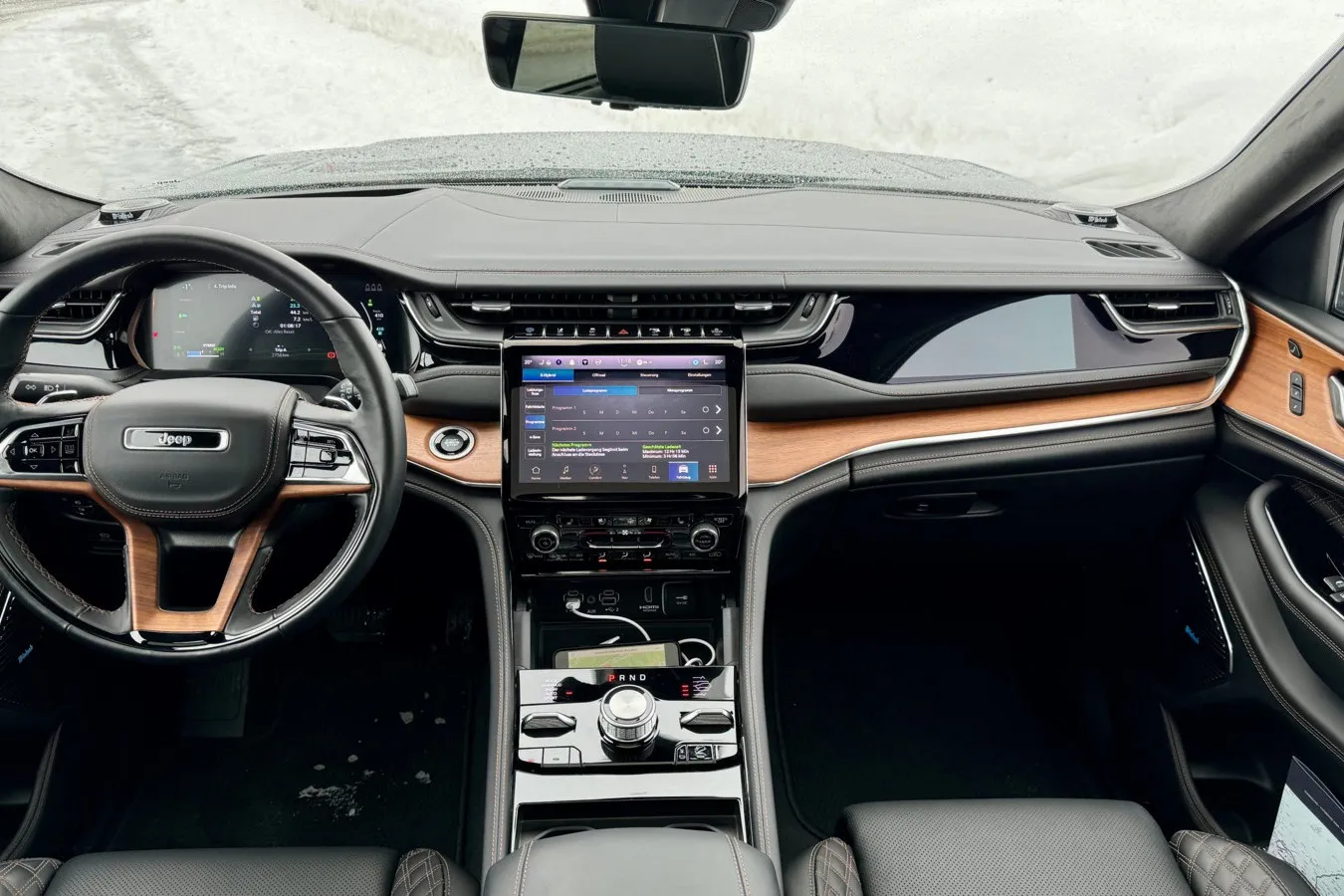 Digital und analog: Das Cockpit von Jeeps größtem SUV hierzulande setzt auf beide Welten.