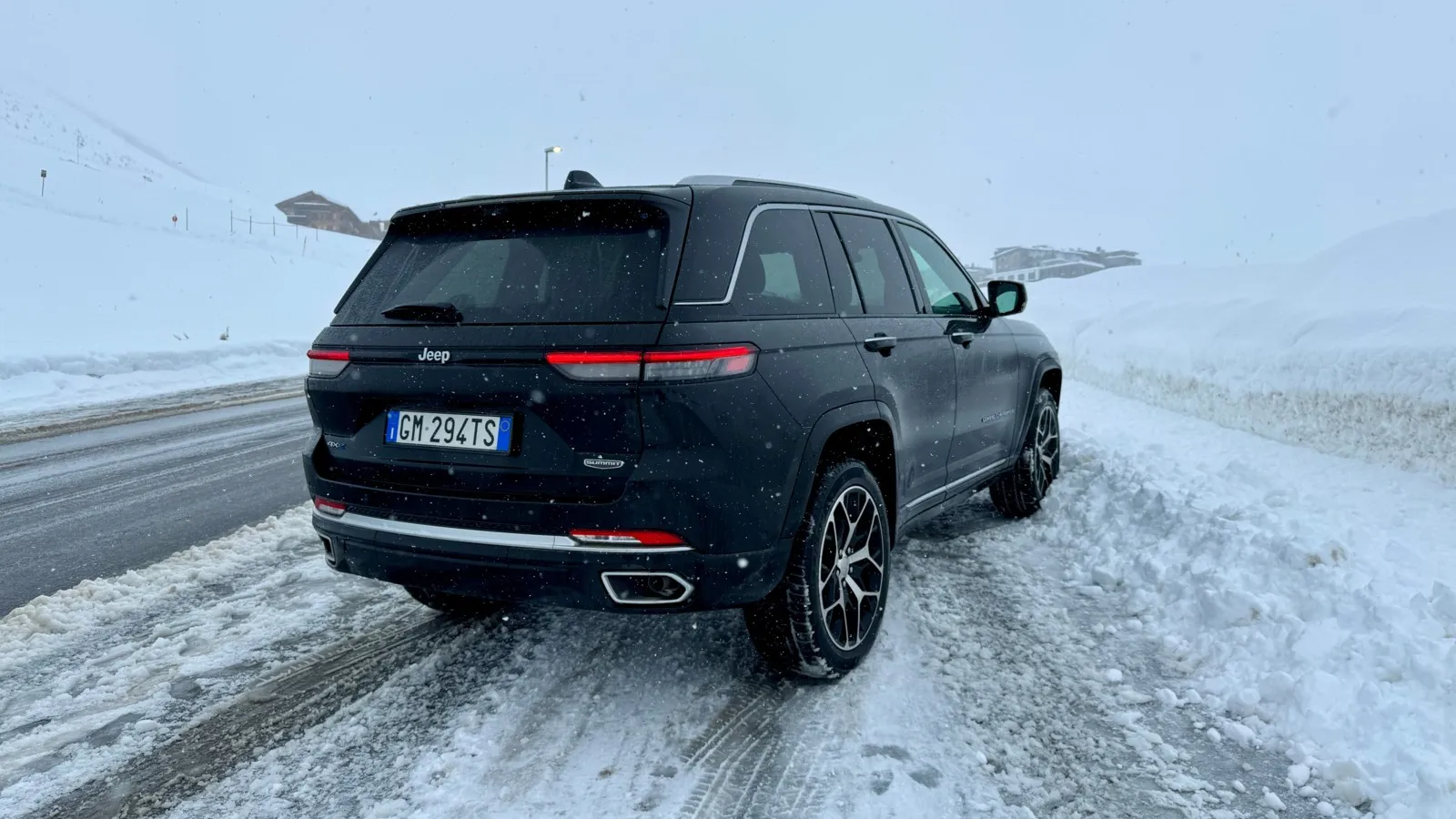 Hier mit kurzem Heck: In Nordamerika bietet Jeep den Grand Cherokee auf als Langversion mit drei Sitzreihen an.