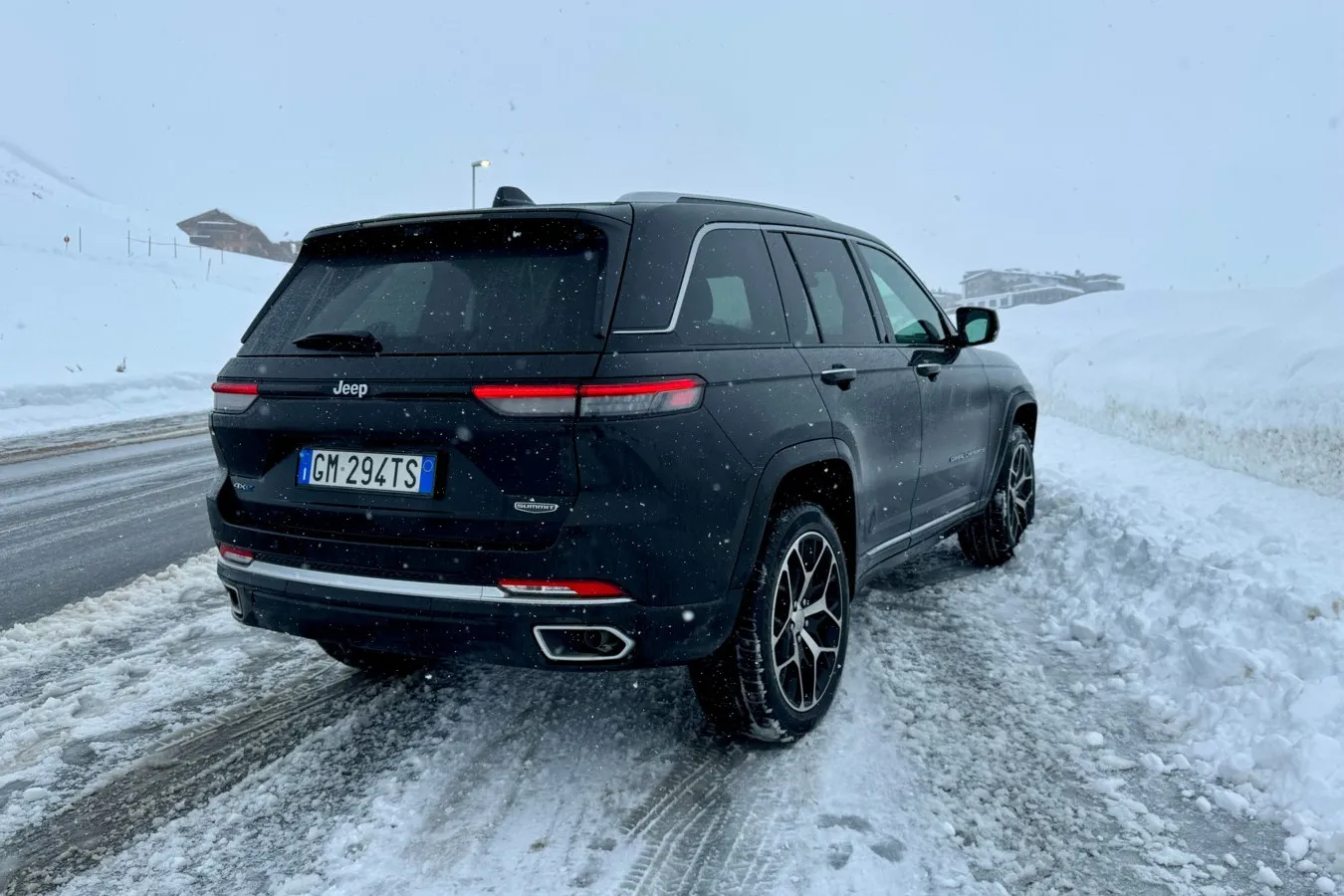Hier mit kurzem Heck: In Nordamerika bietet Jeep den Grand Cherokee auf als Langversion mit drei Sitzreihen an.