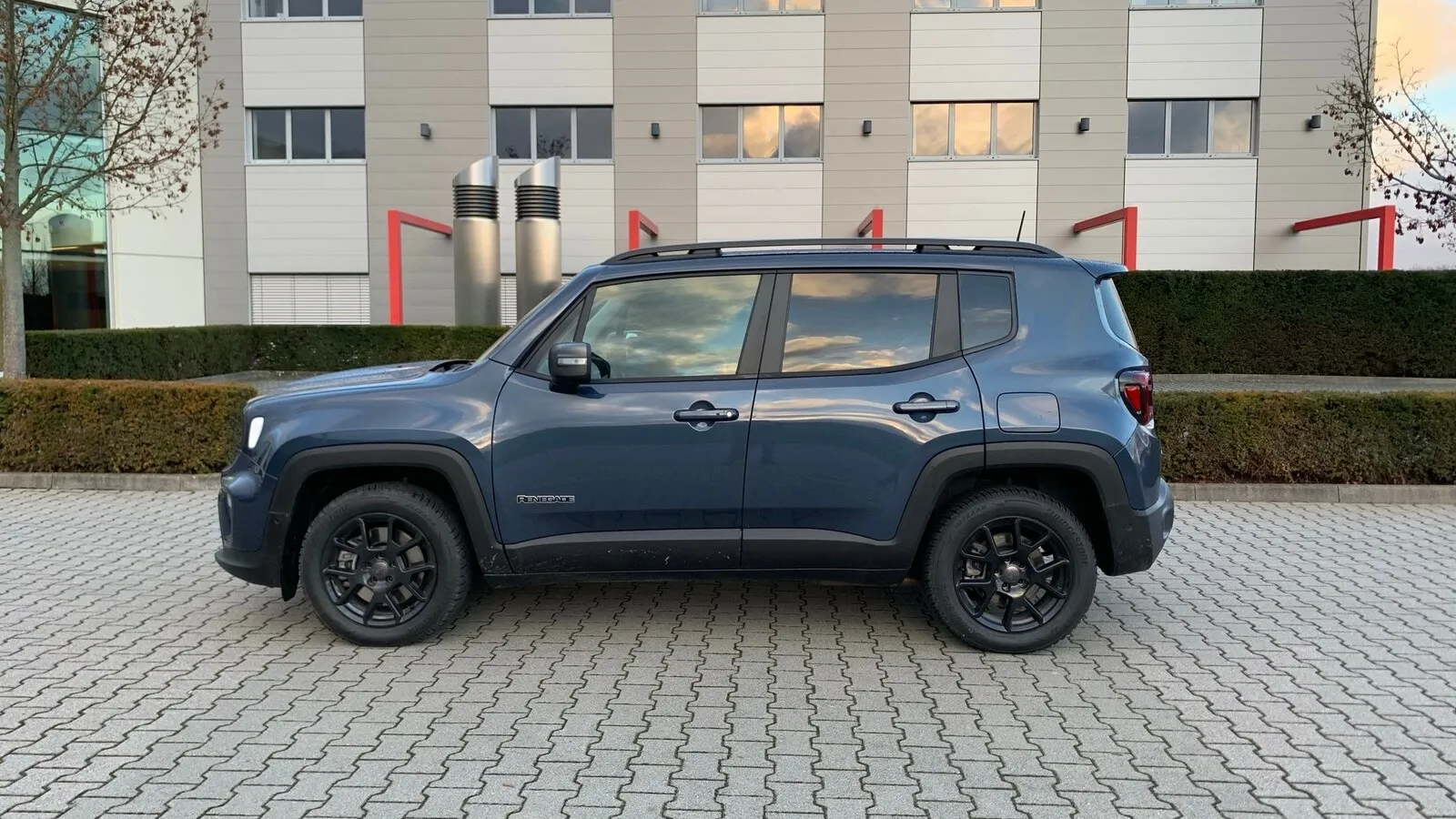 Der seit 2014 erhältliche, 4,26 Meter lange Amerikaner wurde 2019 optisch aufgefrischt. Seit 2020  bietet Jeep den kleinen Geländewagen Renegade auch als Plug-in-Hybrid an.