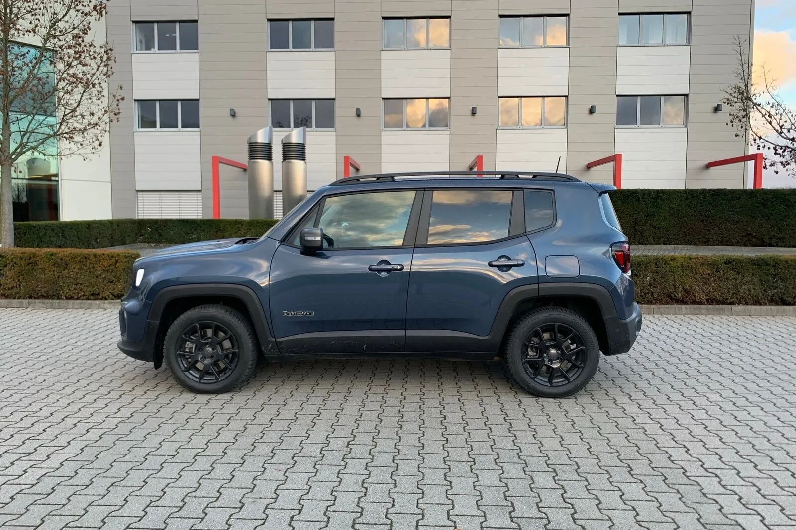 Der seit 2014 erhältliche, 4,26 Meter lange Amerikaner wurde 2019 optisch aufgefrischt. Seit 2020  bietet Jeep den kleinen Geländewagen Renegade auch als Plug-in-Hybrid an.