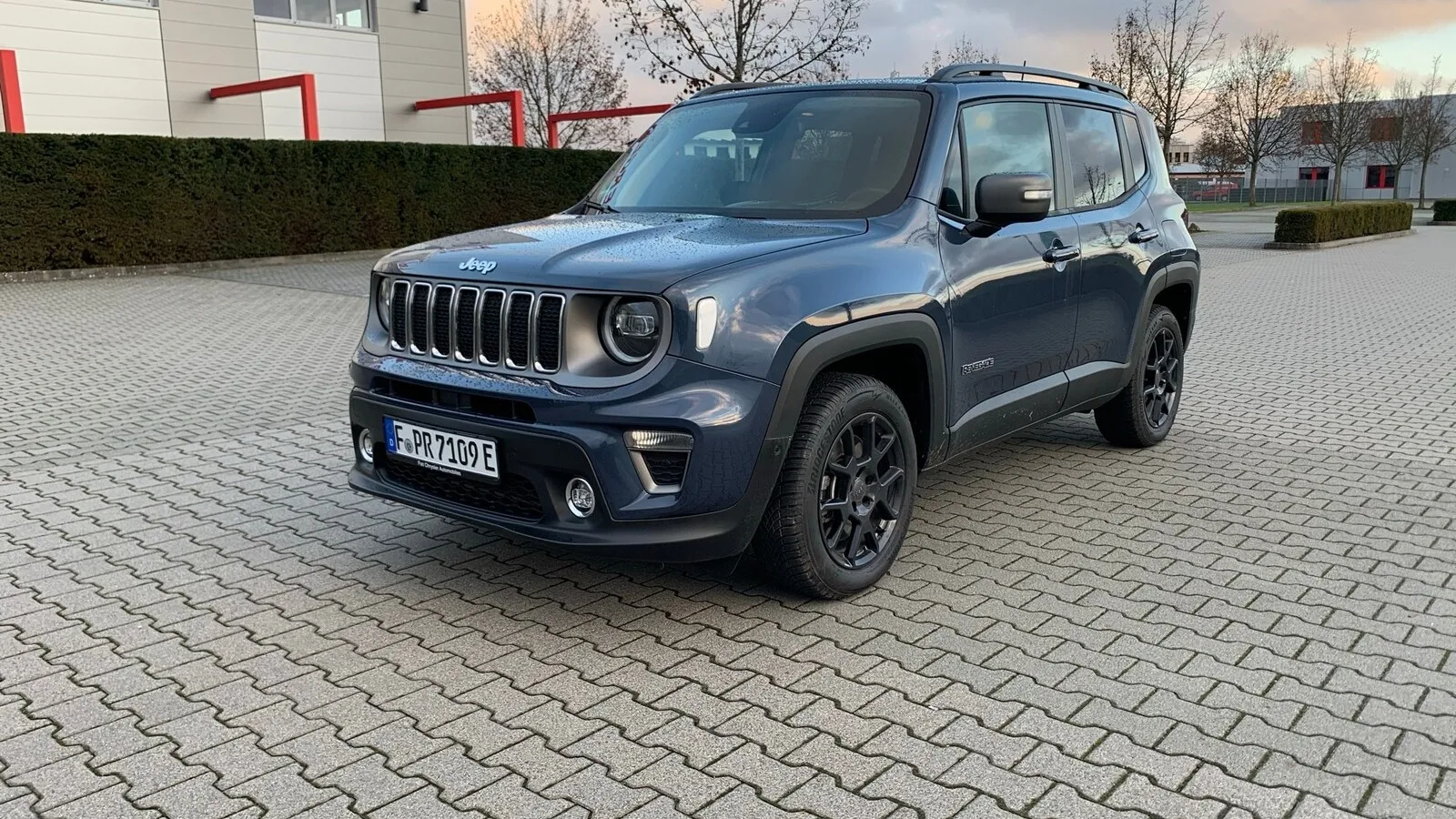 Die bullige Front mit den sieben markentypischen Schlitzen im Kühlergrill, die großen Alus und die kantige Form erinnern an die vergangenen Zeiten der Geländewagen von Jeep und unterstreichen, dass der Renegade kein SUVchen ist.