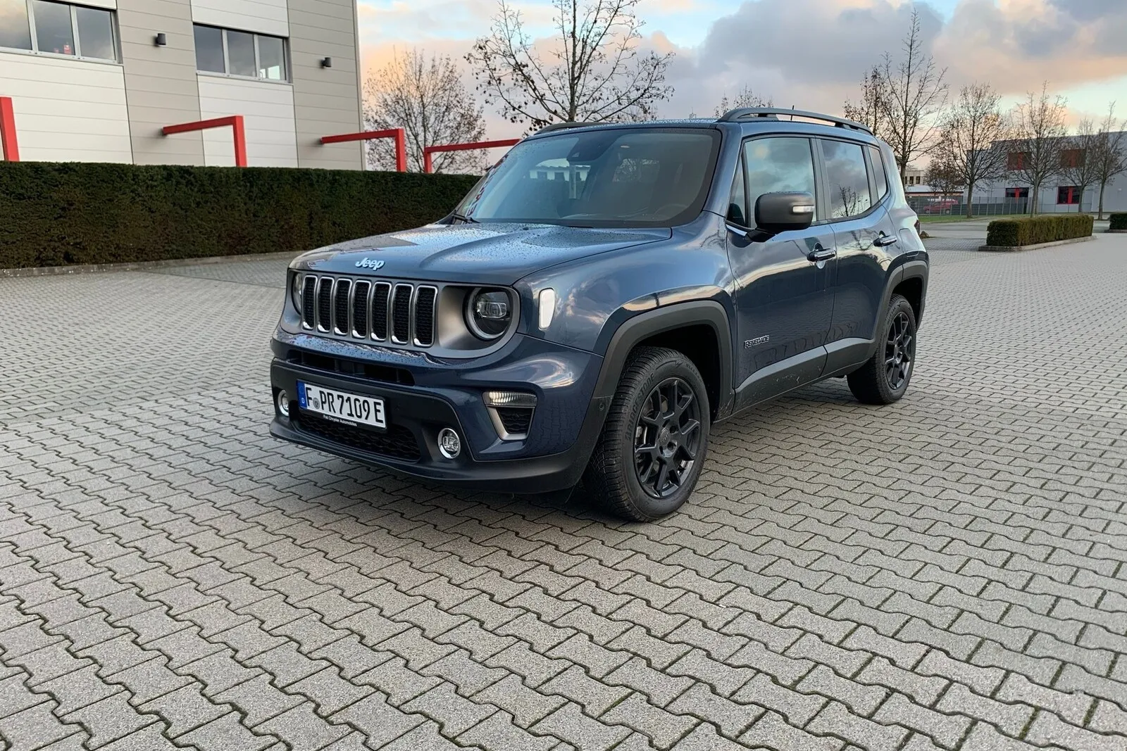 Die bullige Front mit den sieben markentypischen Schlitzen im Kühlergrill, die großen Alus und die kantige Form erinnern an die vergangenen Zeiten der Geländewagen von Jeep und unterstreichen, dass der Renegade kein SUVchen ist.
