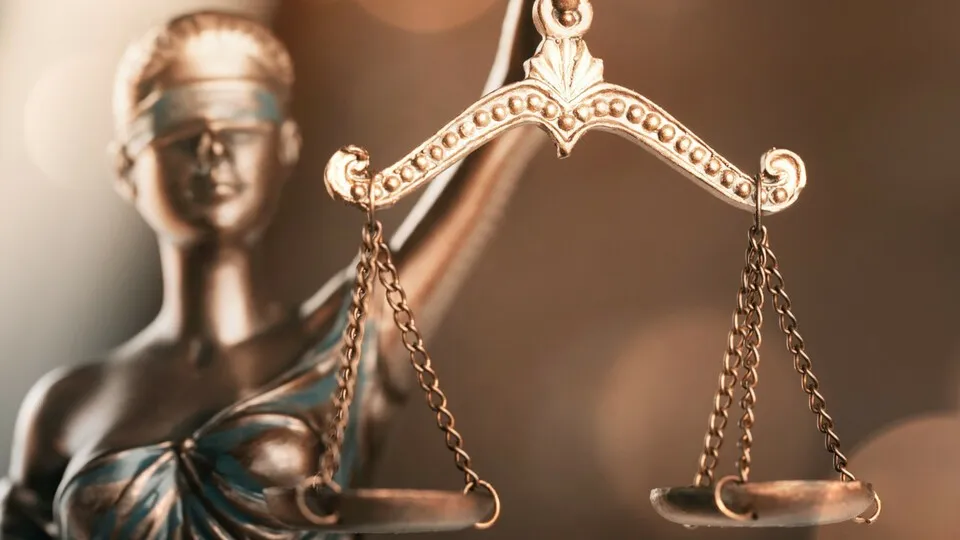 Das Landesarbeitsgericht Hessen fällt Urteil: Eine Klausel in der Dienstwagenrichtlinie, wonach der Arbeitnehmer nach Ende der Entgeltfortzahlung die Leasingraten selbst zu tragen habe, verstößt gegen das Gesetz.