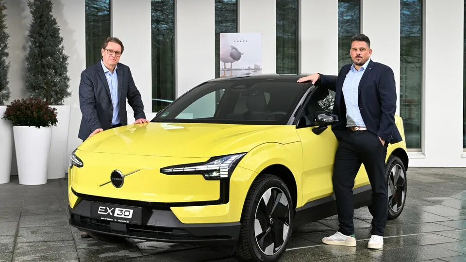 Haben viel vor mit dem neuen EX30: Axel Zurhausen, Manager Online Business und Care by Volvo bei Volvo Car Germany (l.), und Mark-Jeroen Kandybowicz, Manager B2B Performance beim deutschen Volvo-Importeur.