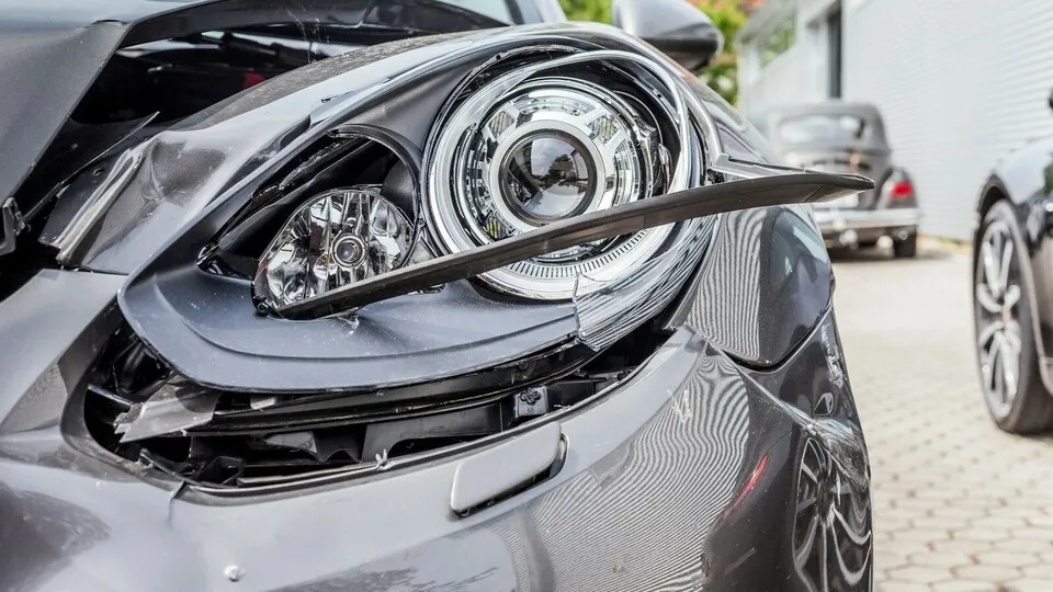 Steuerfalle Firmenwagen:  Welche Auswirkungen hat ein Unfall auf die Lohnsteuer?
