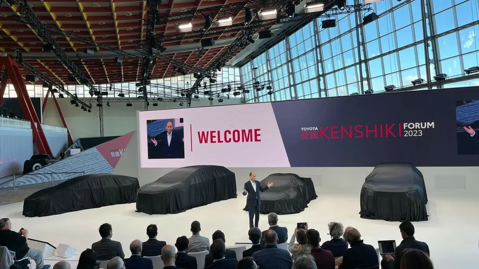Matt Harrison (Chief Operating Officer, Toyota Motor Europe) begrüßt die Anwesenden zum Kenshiki Forum 2023.