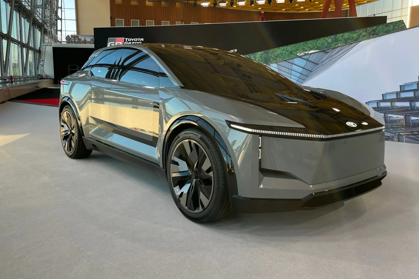 Die Elektroarchitektur sei auf geringes Gewicht und eine optimierte Aerodynamik ausgelegt und verspreche damit, Effizienz und Reichweite zu erhöhen.