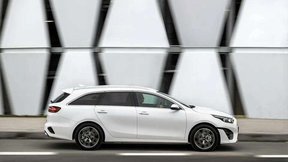 Mit 48,9 Prozent Händlereinkaufswert auf dem ersten Platz unserer Restwert-Analyse Kompaktkombis: der Kia Ceed Sportswagon 1.0 T-GDI Edition 7 (Bild: abweichende Motorisierung Plug-in-Hybrid).