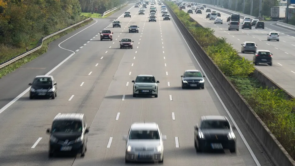 Immer mehr Elektroautos fahren auf deutschen Straßen.