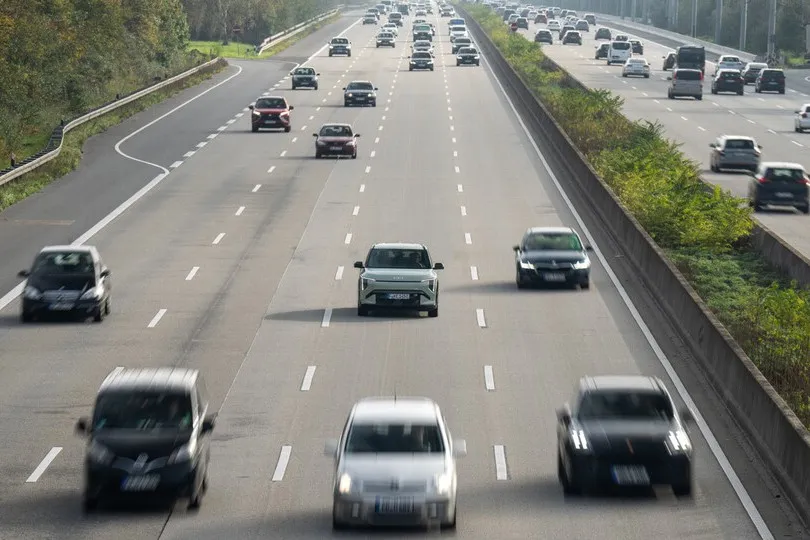 Immer mehr Elektroautos fahren auf deutschen Straßen.