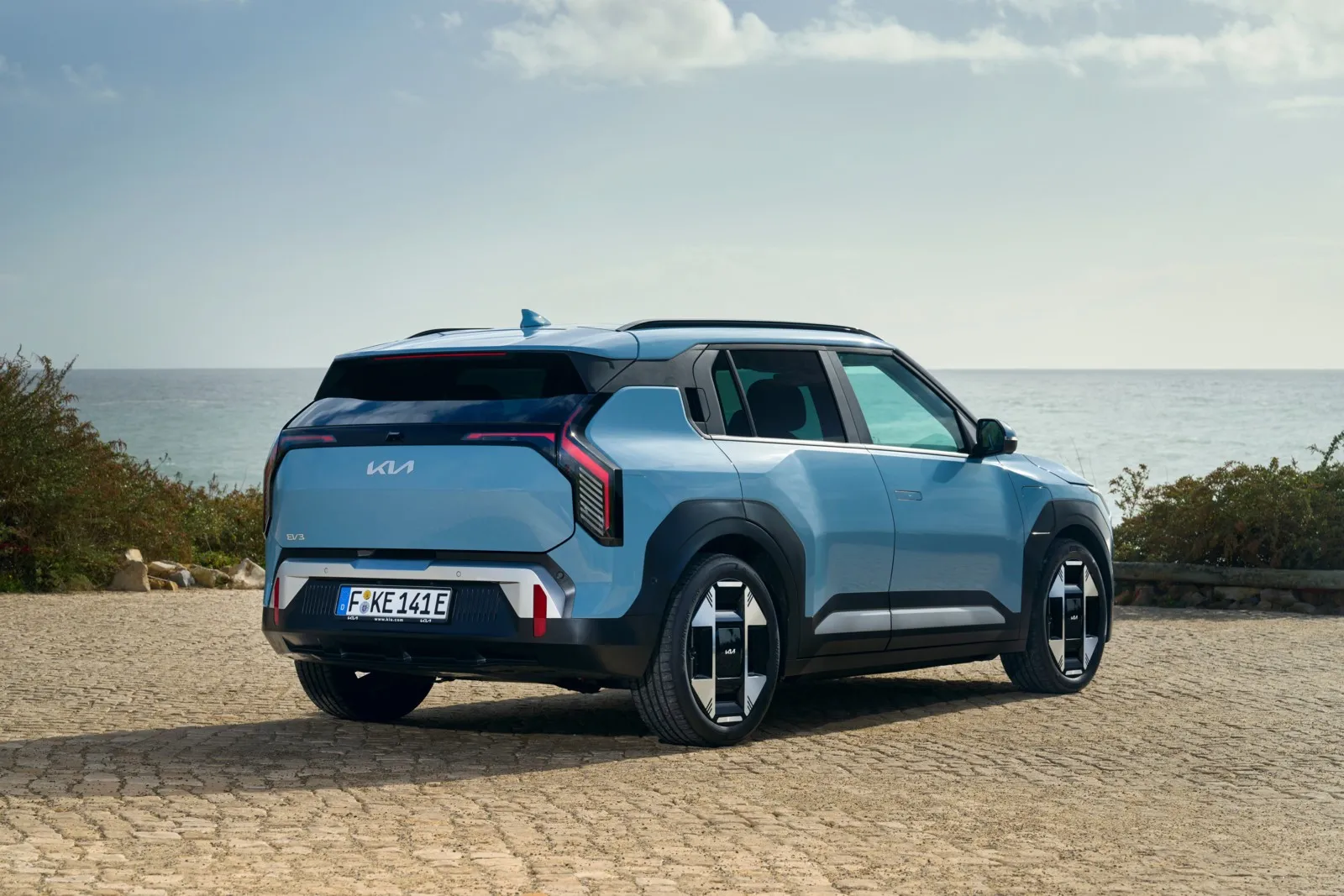 Das Kofferraumvolumen des Kia EV3 beträgt max. 1.250 Liter.