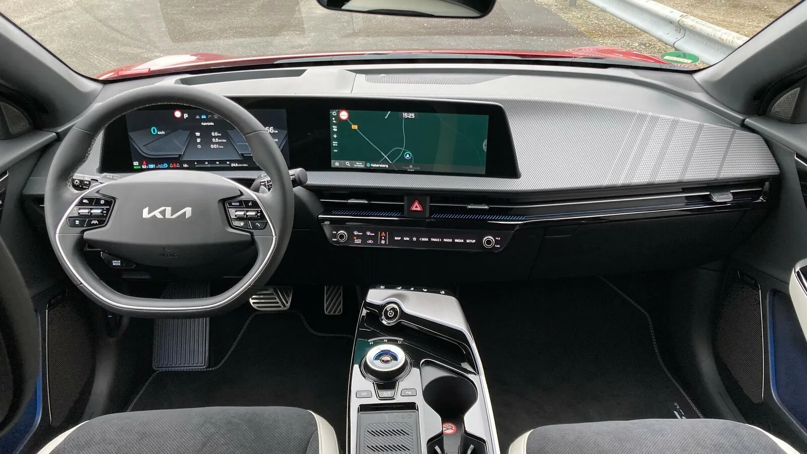 Das Cockpit des Elektroautos kommt im Gegensatz dazu geradezu minimalistisch daher. Zwei 12,3-Zoll-Monitore sind immer an Bord.