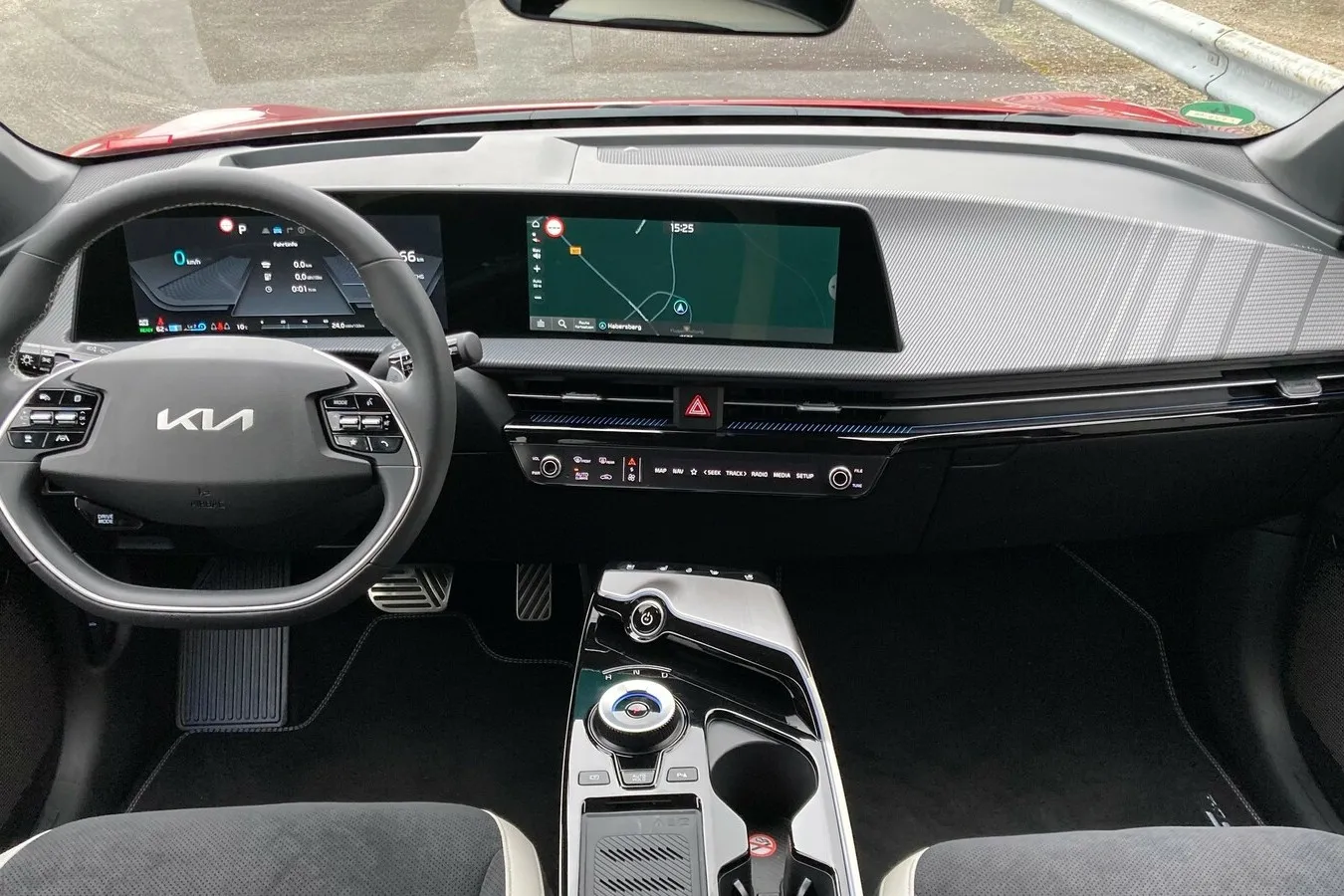 Das Cockpit des Elektroautos kommt im Gegensatz dazu geradezu minimalistisch daher. Zwei 12,3-Zoll-Monitore sind immer an Bord.