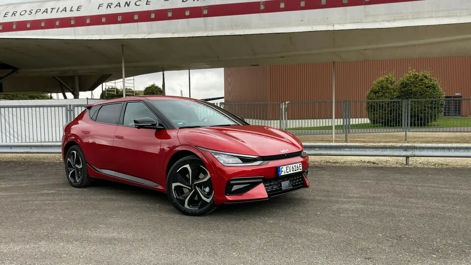 Charakterstarkes Design und maximal 350 kW Ladeleistung: das ist Kias neues Elektroauto EV6.