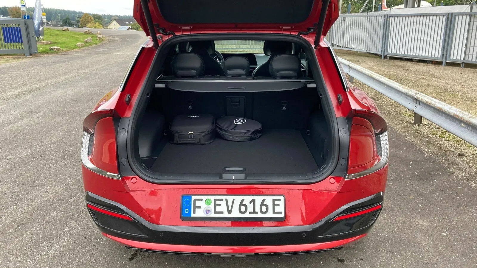 Größer als er wirkt: Der EV6-Kofferraum fasst ja nach Antriebsversion mindestens 480 bis 490 Liter Gepäck.