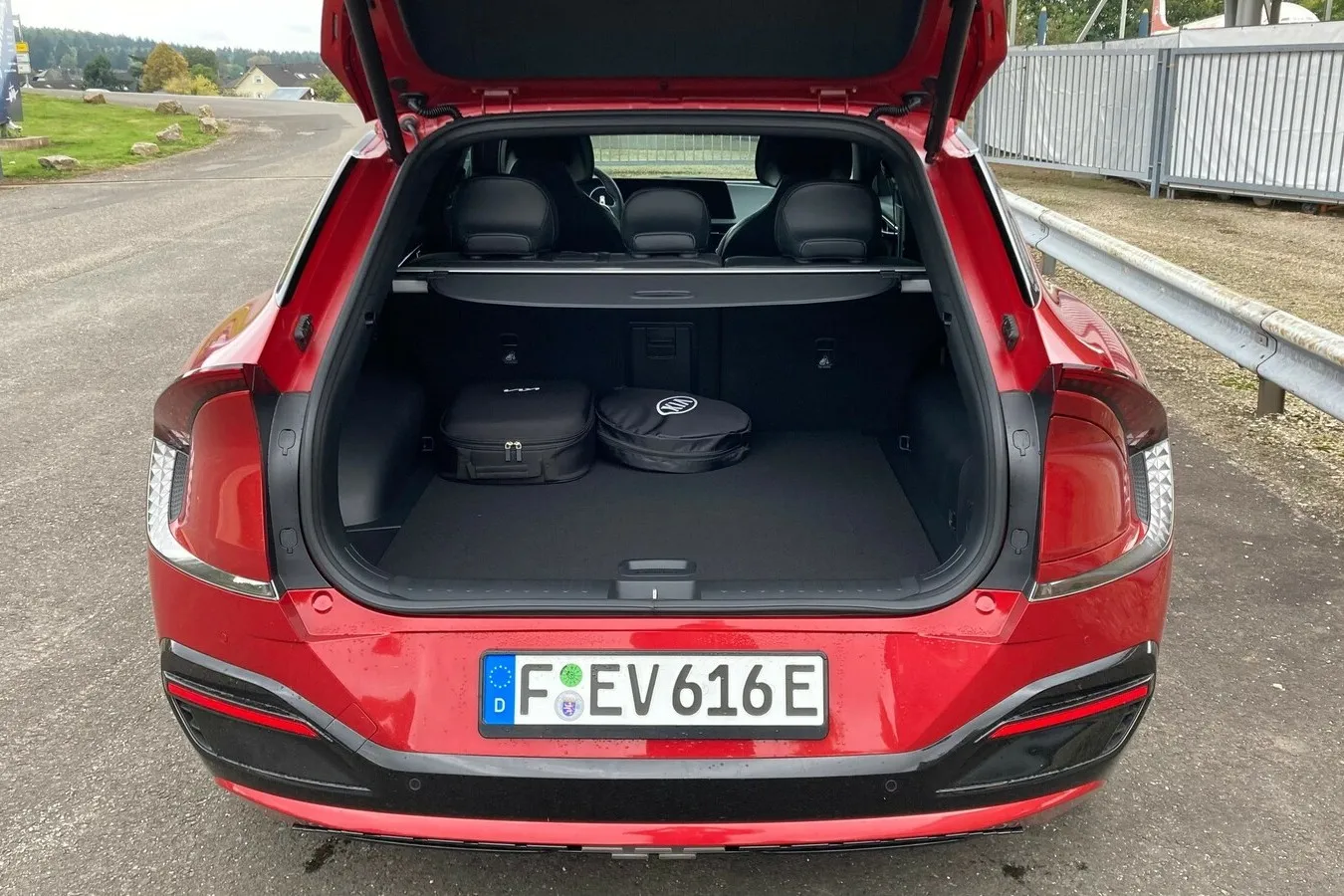 Größer als er wirkt: Der EV6-Kofferraum fasst ja nach Antriebsversion mindestens 480 bis 490 Liter Gepäck.