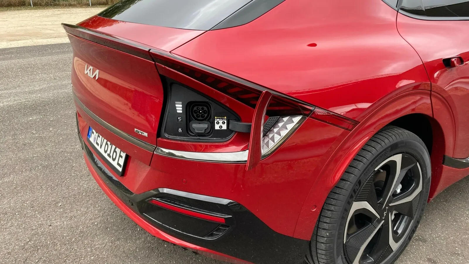Geladen wird am Heck, mit bis zu 350 kW Ladeleistung. Der EV6 verfügt über die noch seltene 800-Volt-Ladetechnik.
