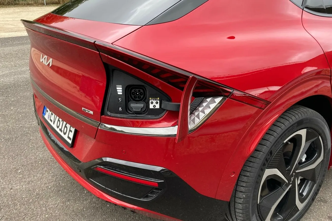 Geladen wird am Heck, mit bis zu 350 kW Ladeleistung. Der EV6 verfügt über die noch seltene 800-Volt-Ladetechnik.