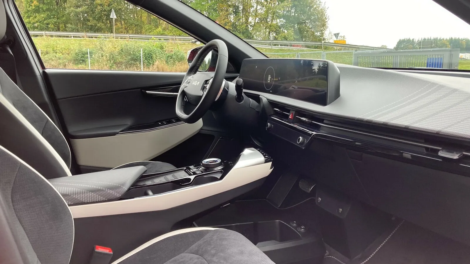 Markant auch die frei schwebende Mittelkonsole im Kia EV6.