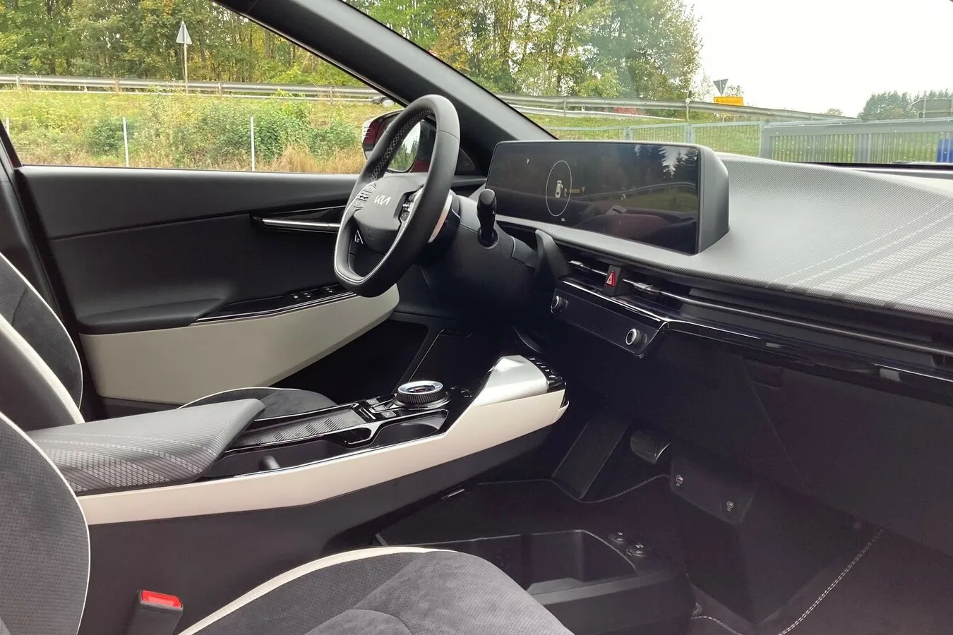 Markant auch die frei schwebende Mittelkonsole im Kia EV6.