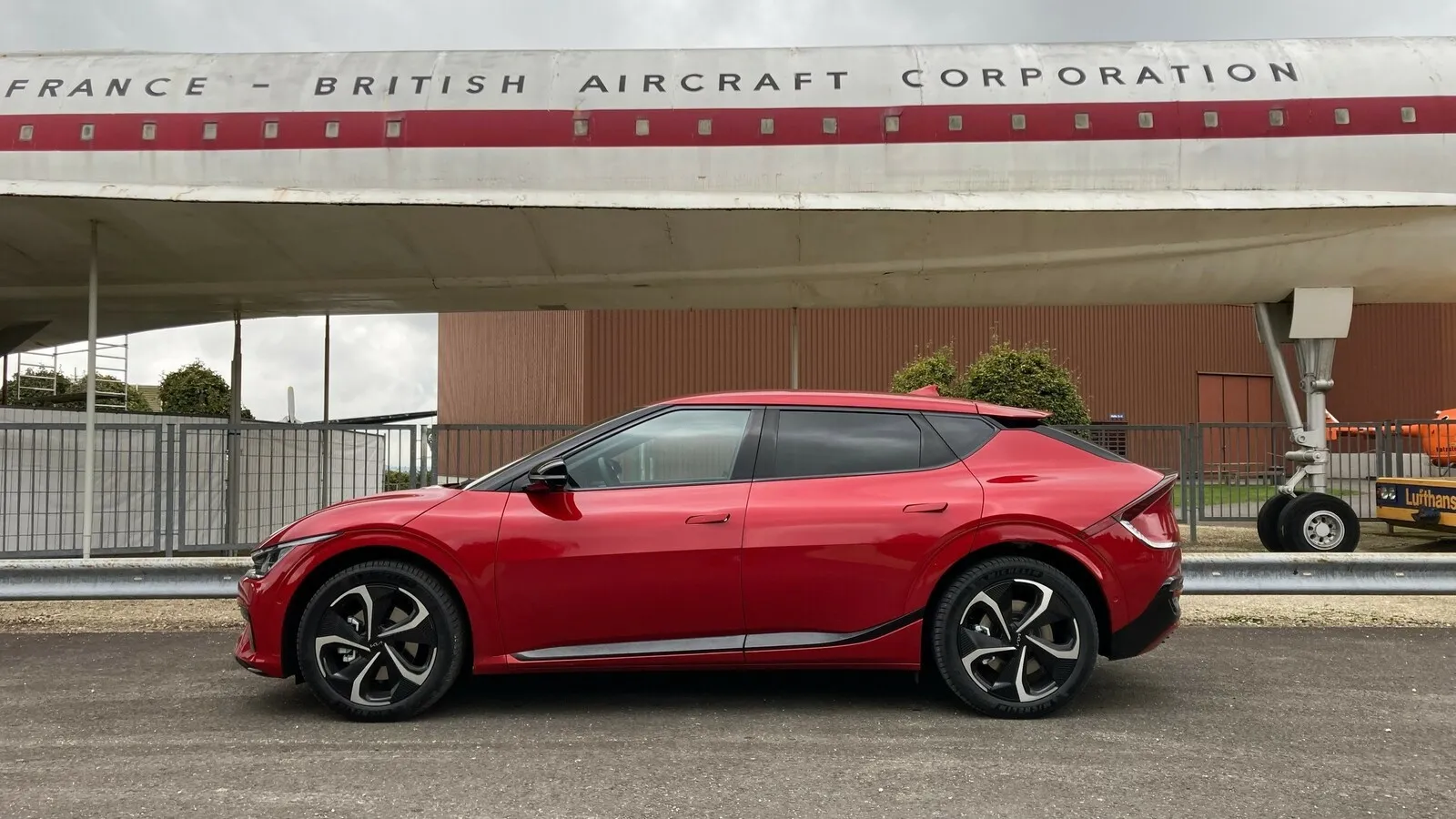 Fünf Türen sind Standard beim Kia EV6, Karosserie-Wölbungen und Crossover-Elemente dominieren das Design.