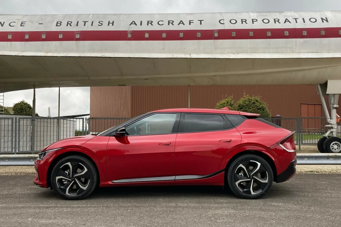 Fünf Türen sind Standard beim Kia EV6, Karosserie-Wölbungen und Crossover-Elemente dominieren das Design.