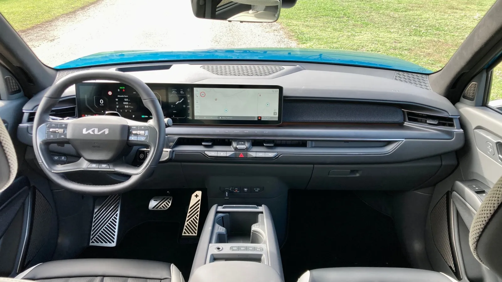 Im Interieur präsentiert sich der neue große Kia aufgeräumt und digital.