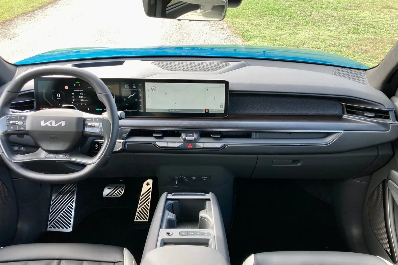 Im Interieur präsentiert sich der neue große Kia aufgeräumt und digital.