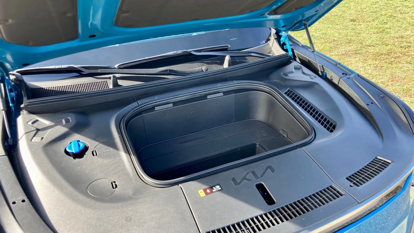 Unter der Fronthaube bietet der EV9 noch mehr Platz: Der beleuchtete Frunk bietet 52 (Allradler) oder 90 (Hecktriebler) Liter Kapazität.