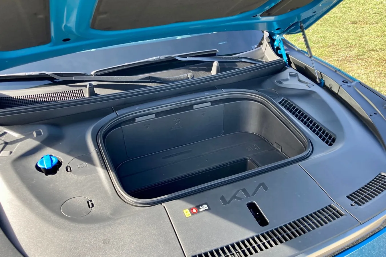 Unter der Fronthaube bietet der EV9 noch mehr Platz: Der beleuchtete Frunk bietet 52 (Allradler) oder 90 (Hecktriebler) Liter Kapazität.