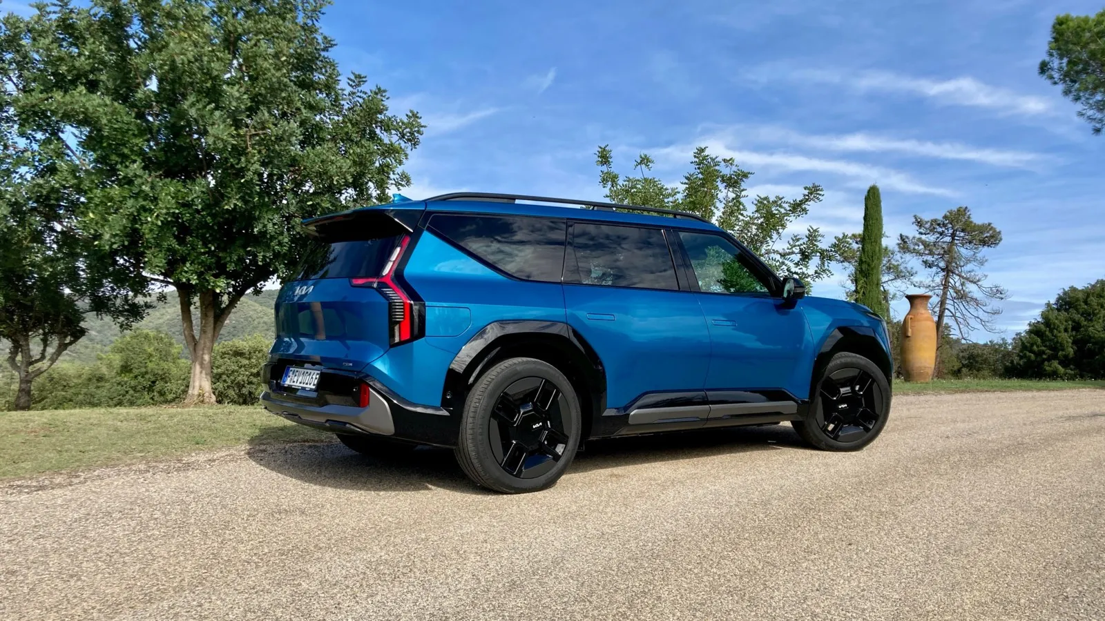 Auch am Heck zeigt der Kia EV9 klare Kante.