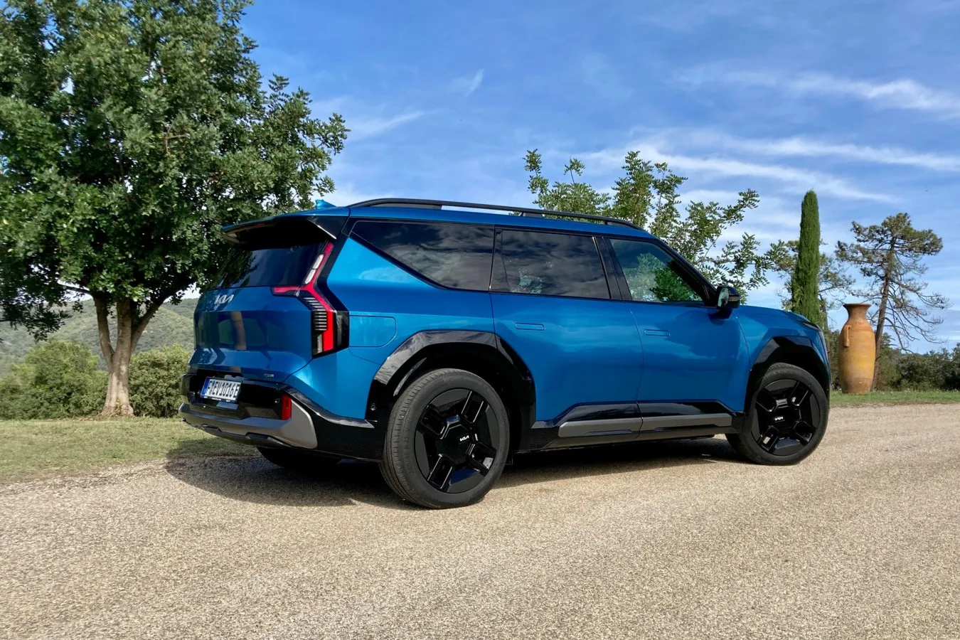 Auch am Heck zeigt der Kia EV9 klare Kante.