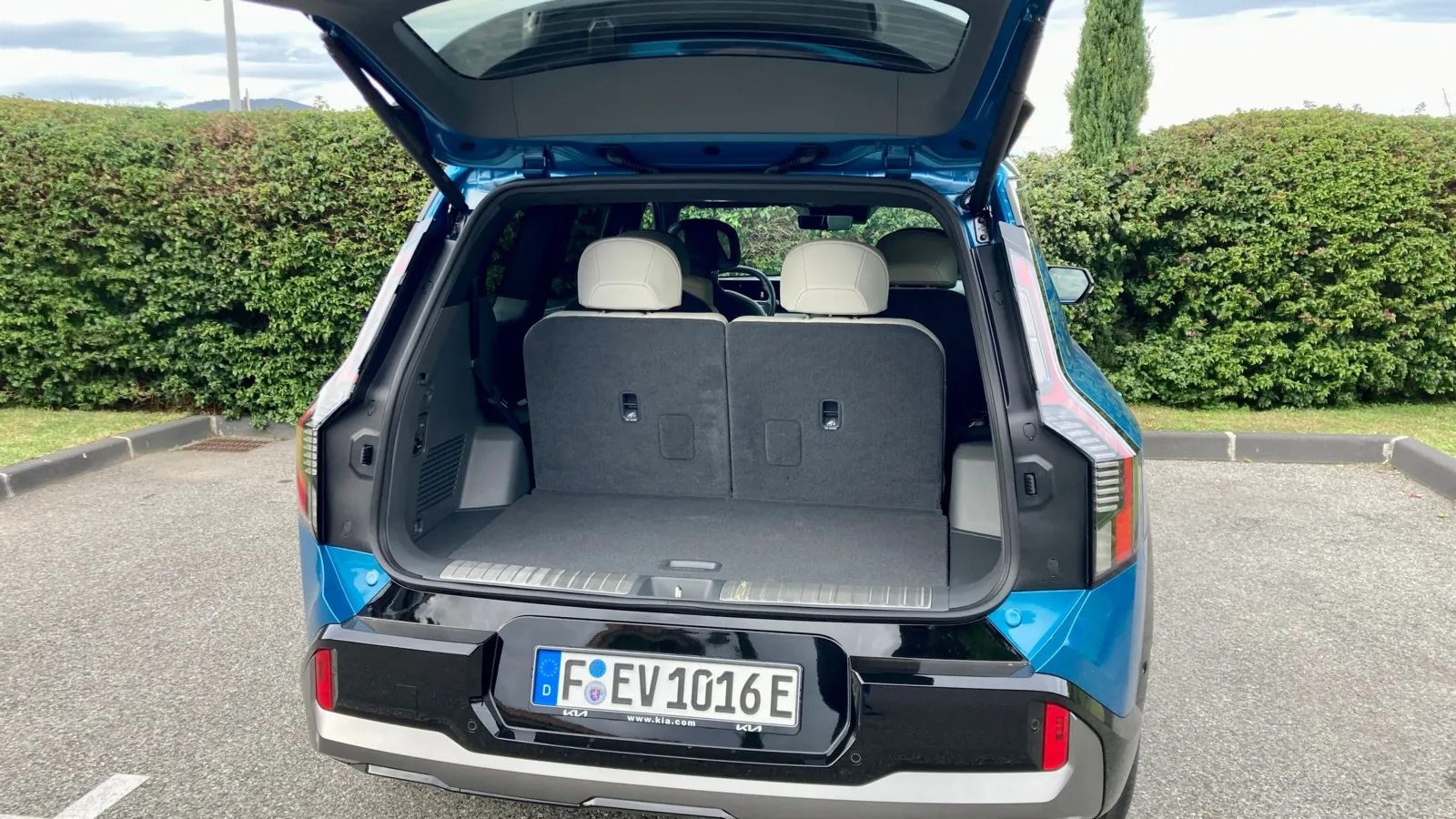 Hinter der dritten Sitzreihe fasst der EV9-Kofferraum 333 Liter, …