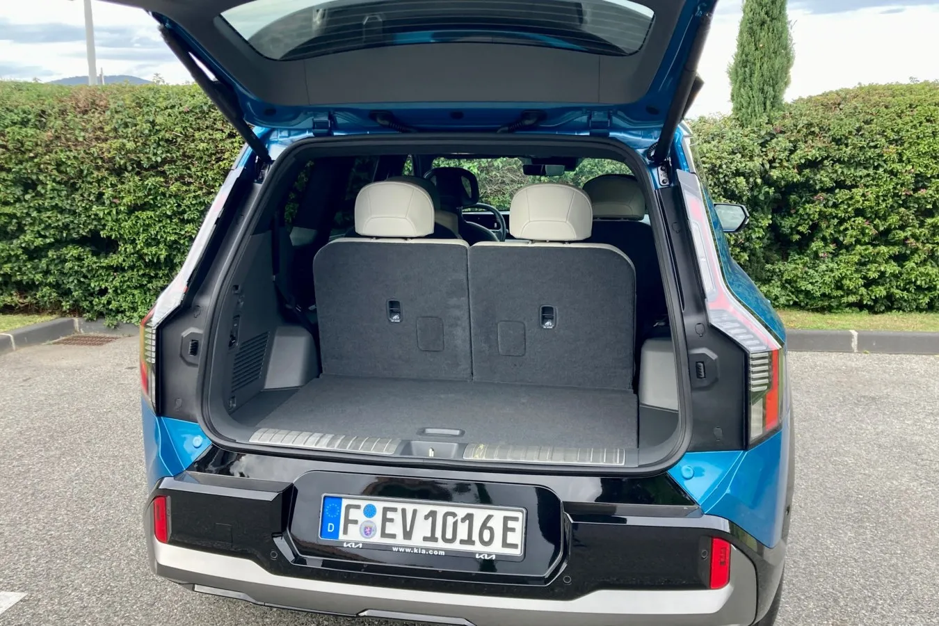 Hinter der dritten Sitzreihe fasst der EV9-Kofferraum 333 Liter, …