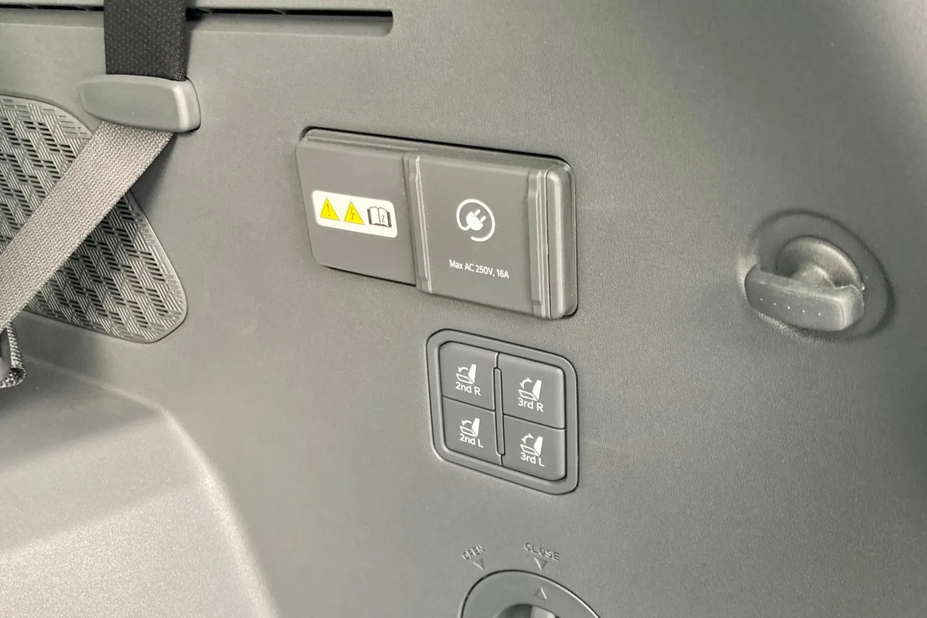 Die Sitze sind im Kia EV9 auf Knopfdruck umklappbar.