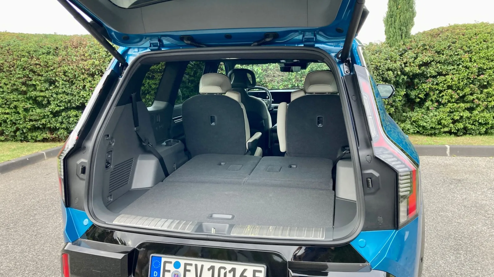 … hinter der zweiten Reihe 807 (sieben Sitze) oder 828 (sechs Sitze) Liter …