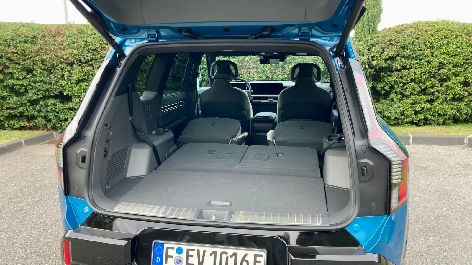 … und wenn beide Sitzreihen umgeklappt sind, passen 2.318 (sieben Sitze) beziehungsweise 2.393 (sechs Sitze) Liter Gepäck ins Elektro-SUV.