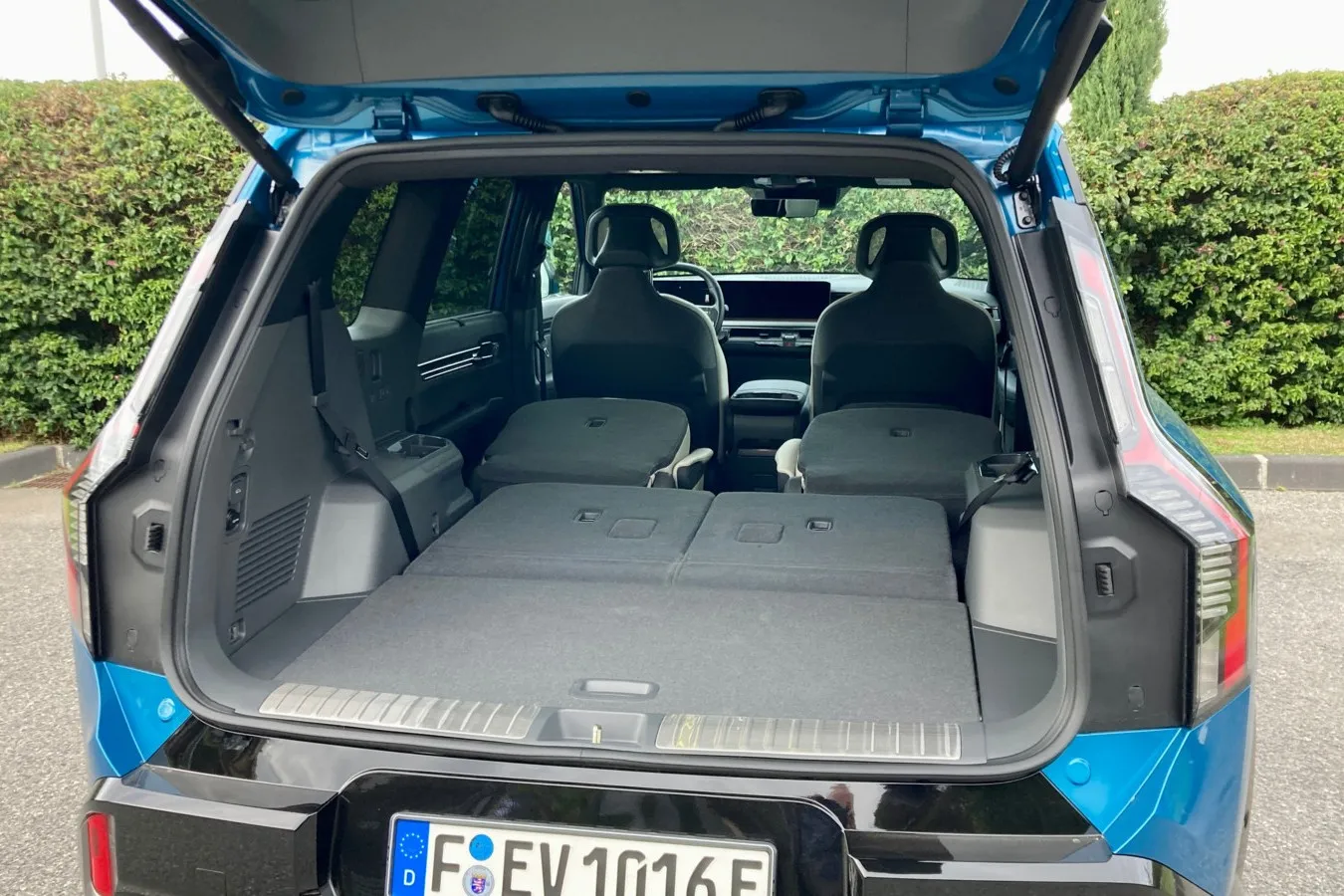 … und wenn beide Sitzreihen umgeklappt sind, passen 2.318 (sieben Sitze) beziehungsweise 2.393 (sechs Sitze) Liter Gepäck ins Elektro-SUV.