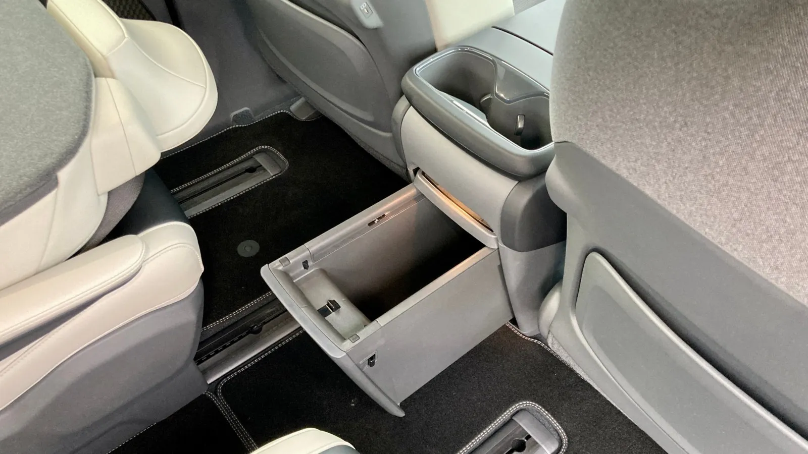 Auch im Innenraum des SUVs gibt es zahlreiche Staumöglichkeiten.