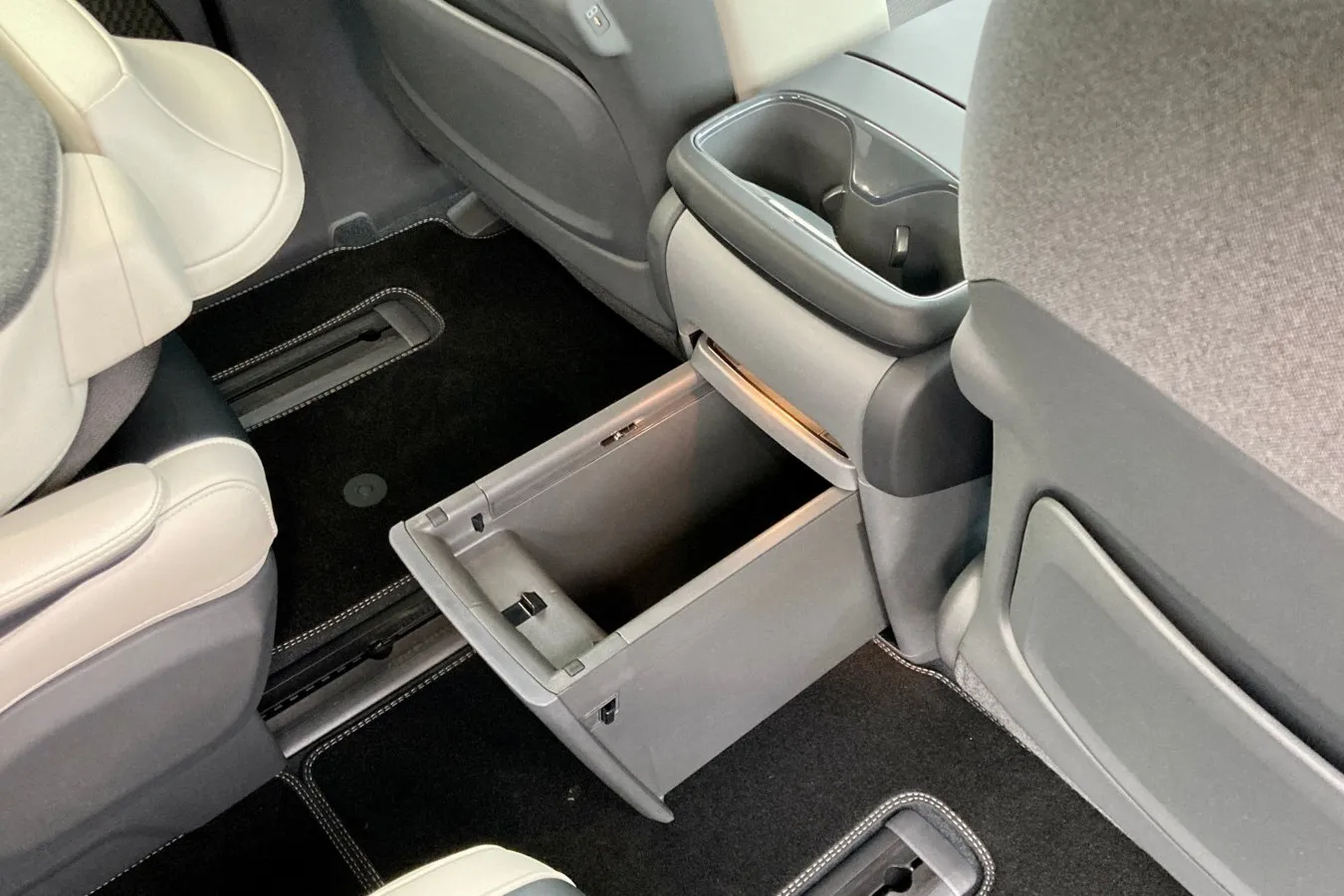 Auch im Innenraum des SUVs gibt es zahlreiche Staumöglichkeiten.