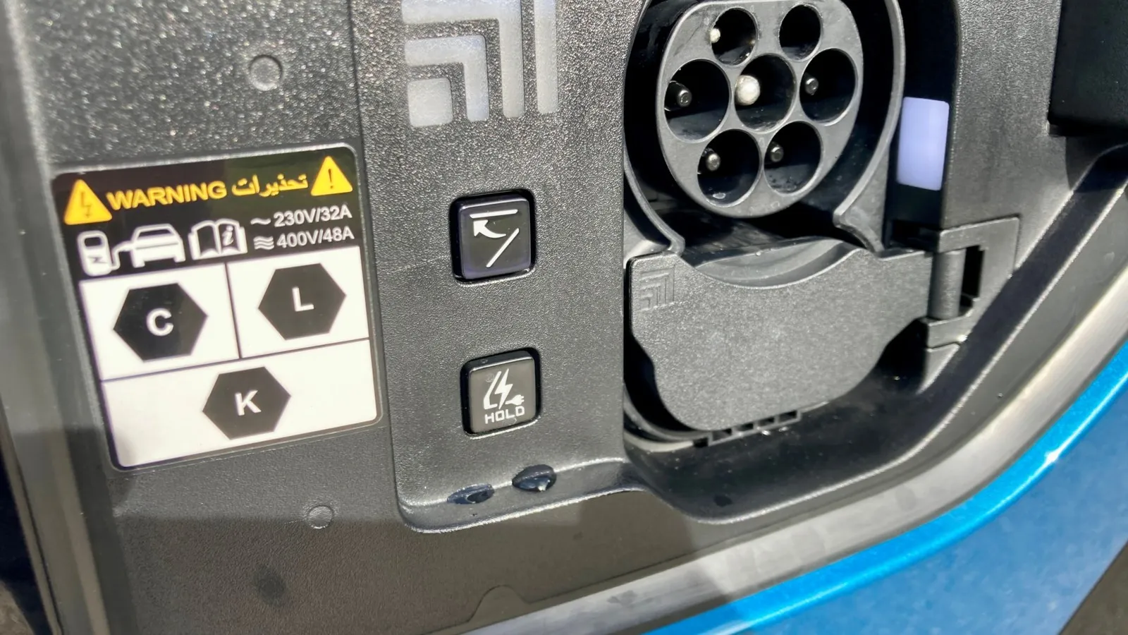 Geladen wird mit 11 (AC) oder maximal 210 (DC) kW, die Ladeklappe schließt auf Knopfdruck.