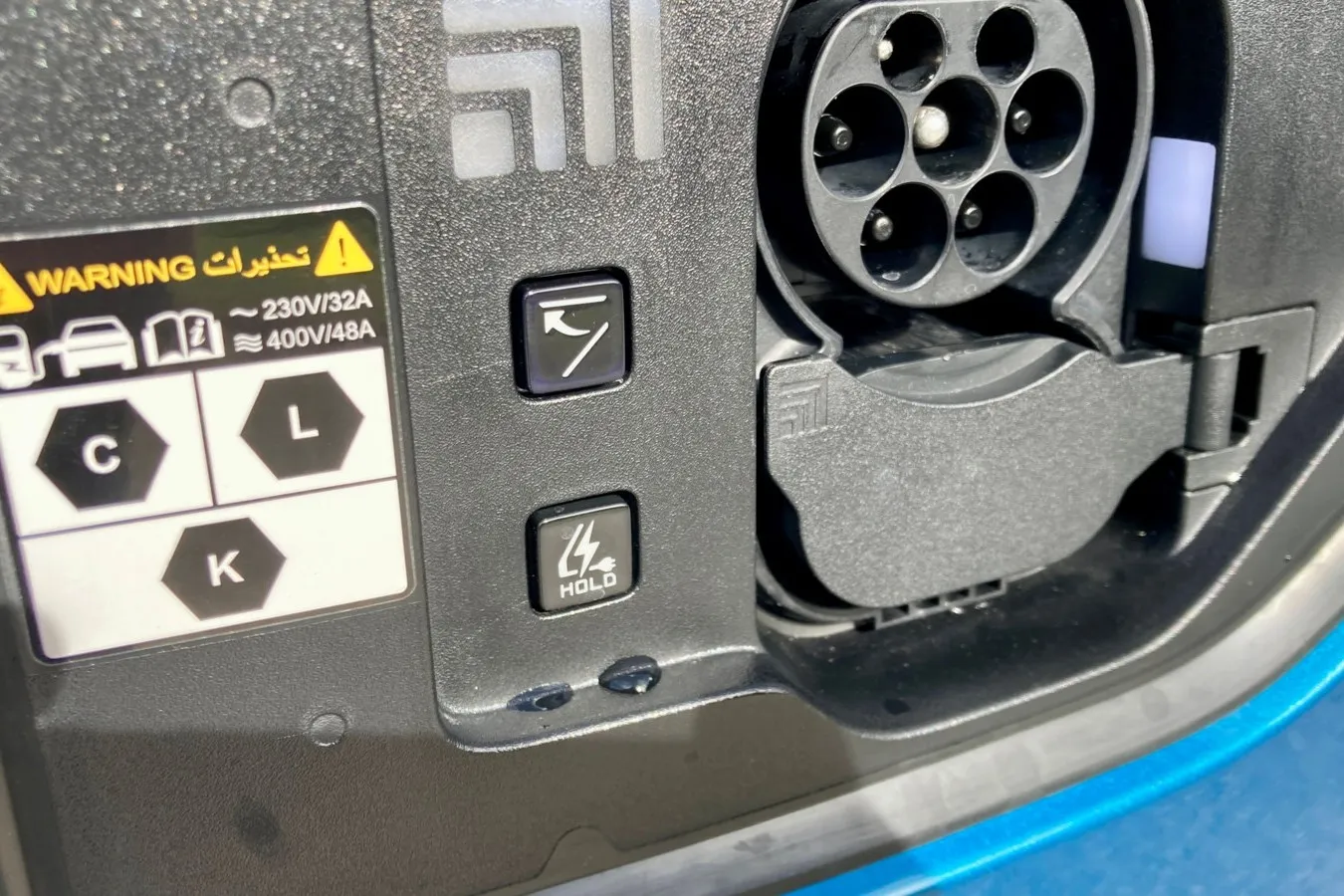 Geladen wird mit 11 (AC) oder maximal 210 (DC) kW, die Ladeklappe schließt auf Knopfdruck.